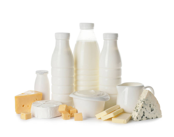 Verschiedene Milchprodukte auf weißem Hintergrund - Foto, Bild