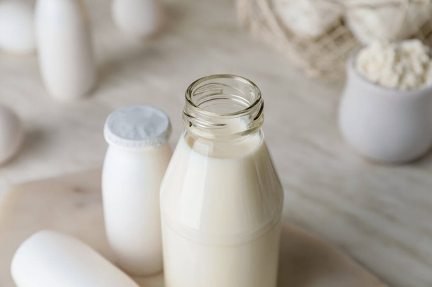 Різні молочні продукти на світлому фоні
 - Фото, зображення