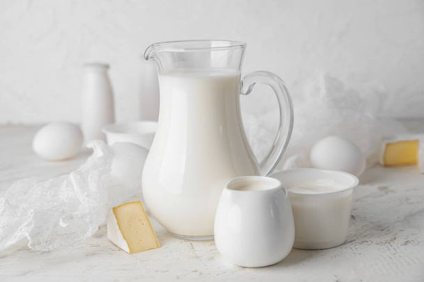 Verschiedene Milchprodukte auf hellem Hintergrund - Foto, Bild