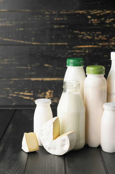 Diferentes produtos lácteos no fundo de madeira escura - Foto, Imagem