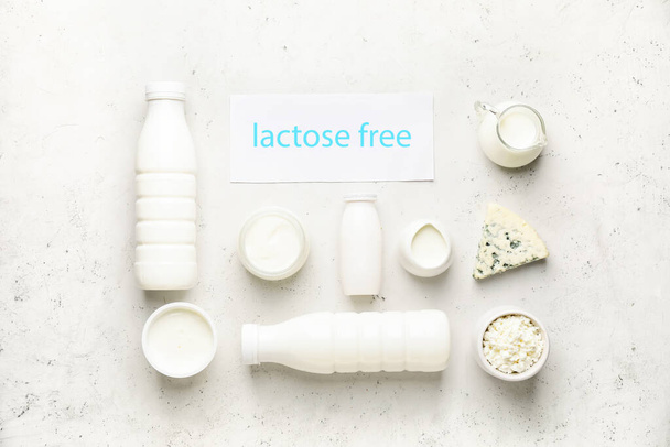 Различные молочные продукты без лактозы на светлом фоне
 - Фото, изображение