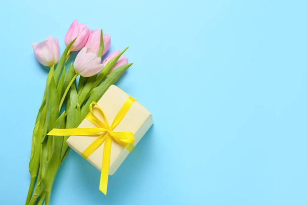 Beautiful flowers and gift on color background - Fotoğraf, Görsel