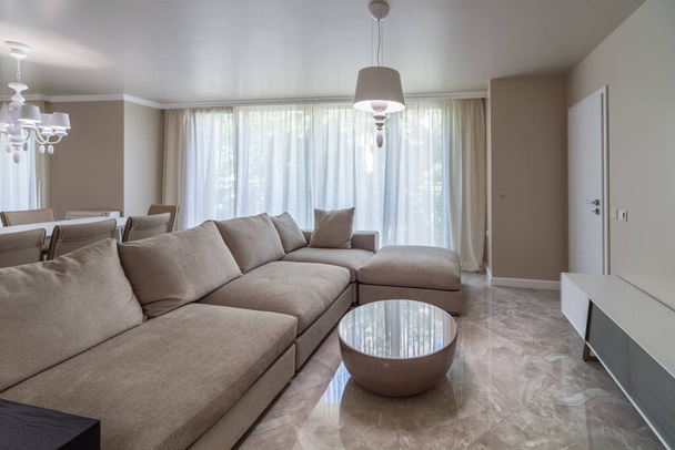 Nuovo soggiorno moderno con pavimento in marmo. Nuova casa. Fotografia d'interni. - Foto, immagini