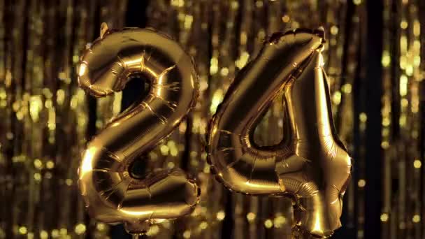 Złoty numer 24 dwadzieścia cztery wykonane z nadmuchiwanego balonu, na żółtym tle. Jeden z kompletnych zbiorów liczb. Koncepcja urodzin, rocznicy, daty - Materiał filmowy, wideo
