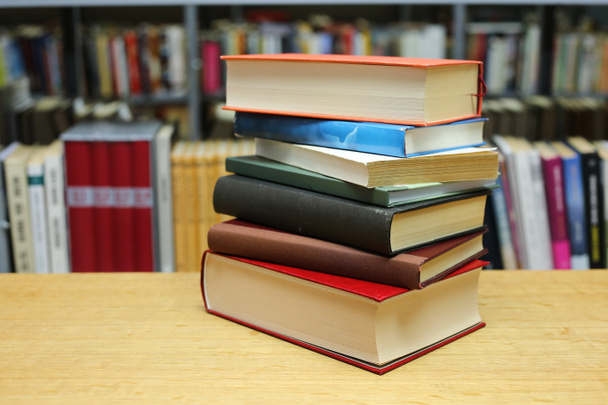 Stack di libri sul tavolo in biblioteca - Foto, immagini