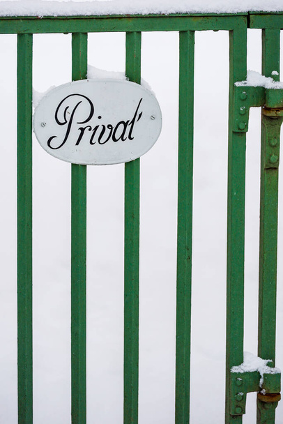 Stockholm, Svédország A tábla azt mondja, Private in Swedish. - Fotó, kép