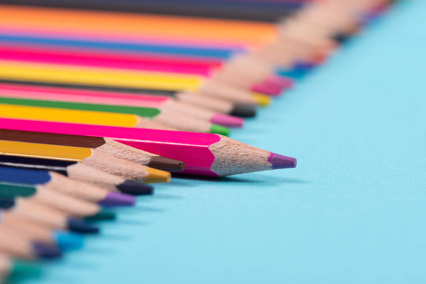 Один олівець, що виділяється з групи іншого олівця на синьому фоні
 - Фото, зображення