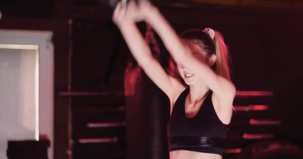 Αθλητική όμορφη γυναίκα άσκηση στο γυμναστήριο - Πλάνα, βίντεο