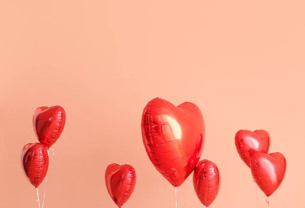 Balões de ar em forma de coração no fundo de cor
 - Foto, Imagem