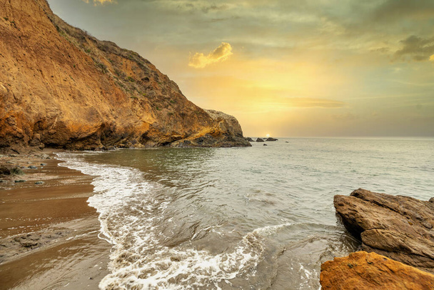 Rock formaties op Rodeo Beach, Californië, Verenigde Staten, San Francisco Marine Headlands Recreation Area, prachtig landschap, Californië kust. - Foto, afbeelding