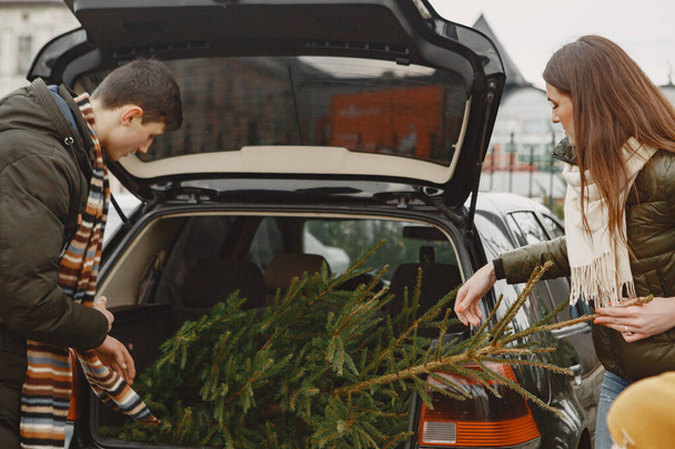Family choosing a christmas tree - Foto, Bild