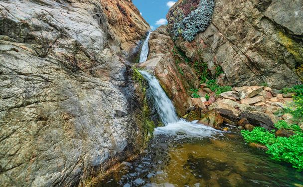 Gyönyörű táj egy kis vízesés Garrapata State Park, a túraútvonalak Point Soberanes, California, USA - Fotó, kép