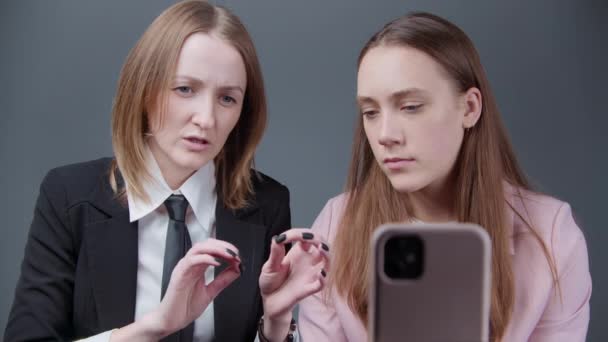 Dos mujeres disparando historias con teléfono inteligente - Metraje, vídeo