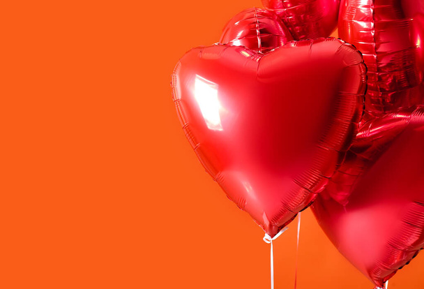 Globos de aire en forma de corazón sobre fondo de color
 - Foto, Imagen