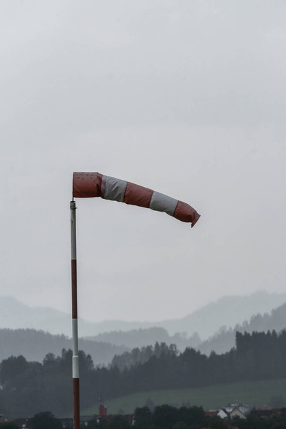 tuulisukkaa, joka osoittaa myrskytuulet ja suunnan lentoasemalla - Valokuva, kuva