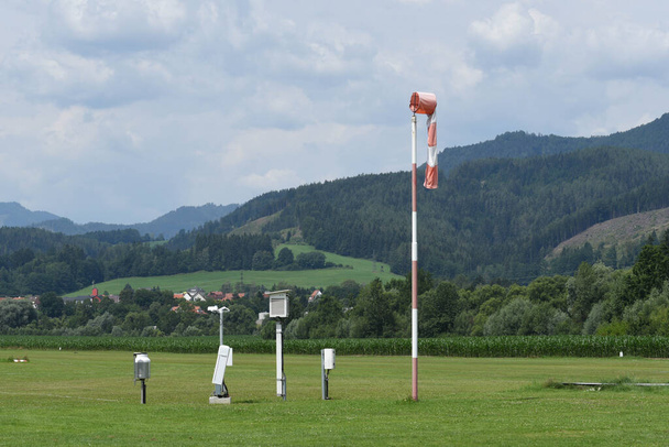 lotnicza stacja meteorologiczna i pomiar wiatru, obserwacja warunków pogodowych w meteorologii - Zdjęcie, obraz