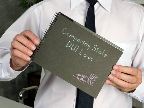  Νομική έννοια για τη σύγκριση των κρατικών νόμων DUI με την επιγραφή στο φύλλο - Φωτογραφία, εικόνα