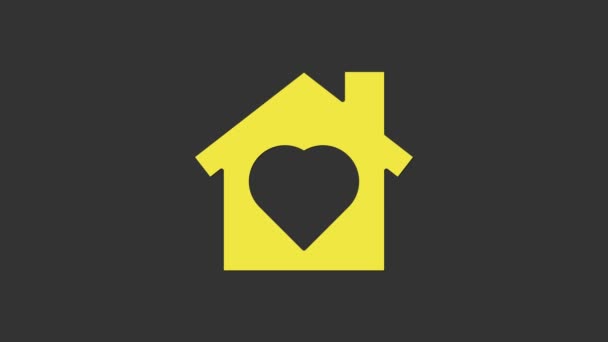 Keltainen talo, jossa sydän sisällä kuvake eristetty harmaalla pohjalla. Rakkaus kotiin symboli. Perhe, kiinteistöt ja kiinteistöt. 4K Video motion graafinen animaatio - Materiaali, video