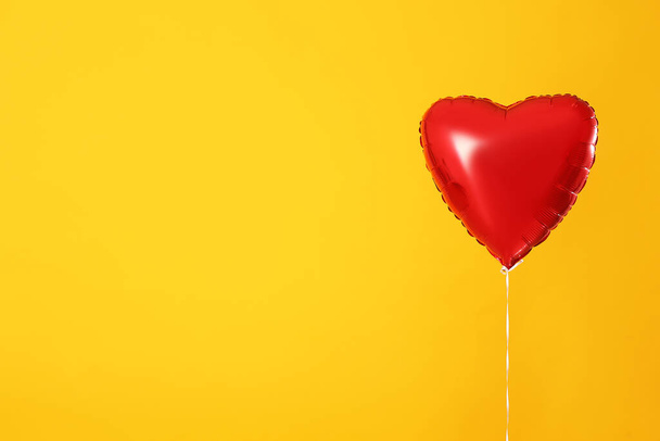 Coração em forma de balão de ar sobre fundo de cor
 - Foto, Imagem