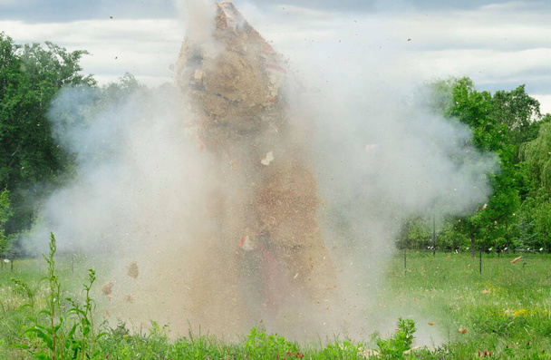 wybuchy i eksplozje w górnictwie w celu rozbicia skały na potrzeby wykopalisk - Zdjęcie, obraz