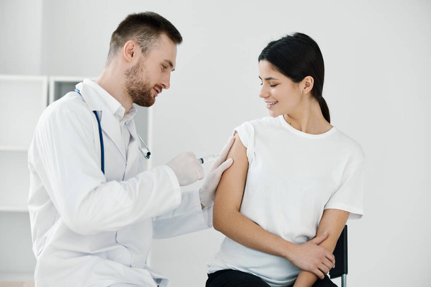 lekarz wstrzykujący covid-19 szczepionkę kobietom na ramię - Zdjęcie, obraz