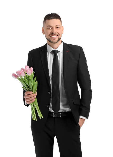 Schöner Mann mit einem Strauß schöner Blumen auf weißem Hintergrund - Foto, Bild