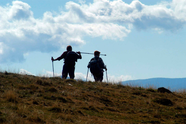 használata sétapálca túrázáskor alpesi hegyvidéki táj - Fotó, kép