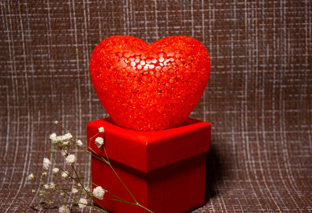 Подарочная коробка и сердце на стол на День Святого Валентина. - Фото, изображение