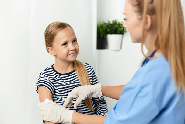 il medico accanto al bambino un'iniezione salute vaccinazioni covid - Foto, immagini