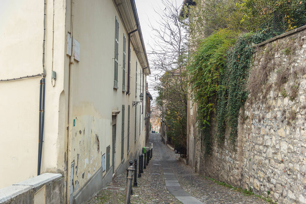 Bellissimo vicolo stretto con molte finestre nella città di Brescia - Foto, immagini