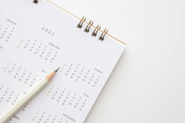 2021 calendário com lápis sobre fundo branco planejamento de negócios nomeação reunião conceito - Foto, Imagem