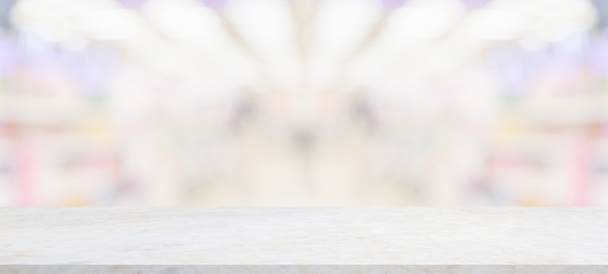 Marmeren tafelblad met supermarkt supermarkt wazig achtergrond met bokeh licht voor product display - Foto, afbeelding