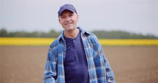 Agricultor con éxito positivo mirando a la cámara - Metraje, vídeo