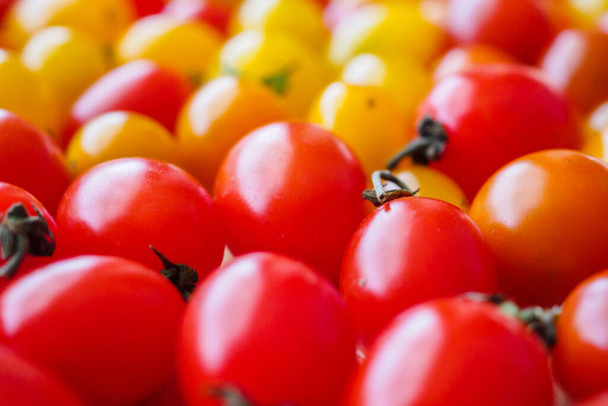 Červené zralé organické rajčatové pozadí - Fotografie, Obrázek