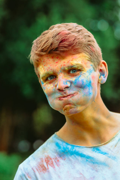 портрет молодого счастливого человека грязь в Холи красок. Индийский фестиваль - Фото, изображение