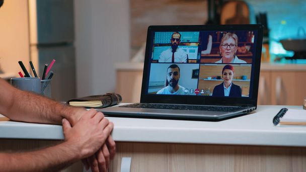 Vzdálený zaměstnanec má videokonferenci pracující z domova - Fotografie, Obrázek