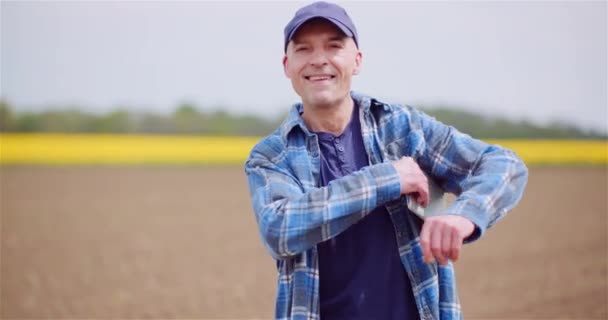 Erfolgreicher Landwirt blickt in die Kamera - Filmmaterial, Video