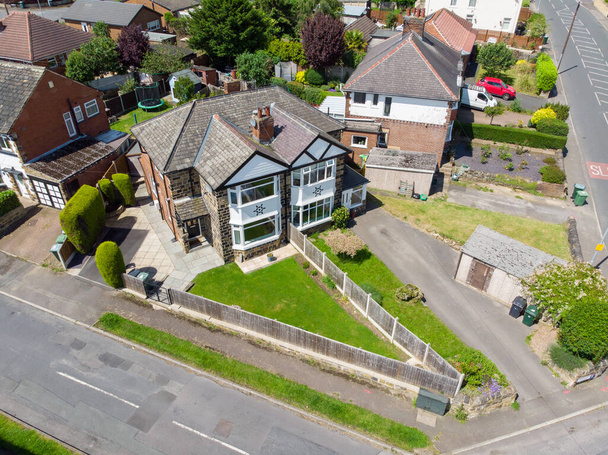 Αεροφωτογραφία της πόλης Batley στο Yorkshire του Ηνωμένου Βασιλείου, που δείχνει μια τυπική βρετανική κατοικίες με δρόμους και δρόμους, που λαμβάνονται με ένα drone σε μια ηλιόλουστη μέρα πάνω από τα σπίτια. - Φωτογραφία, εικόνα