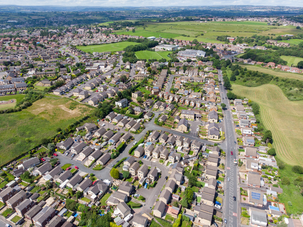 Luchtfoto van de stad Batley in Yorkshire UK, met een typisch Britse woonwijk met wegen en straten, genomen met een drone op een zonnige dag boven de huizen. - Foto, afbeelding