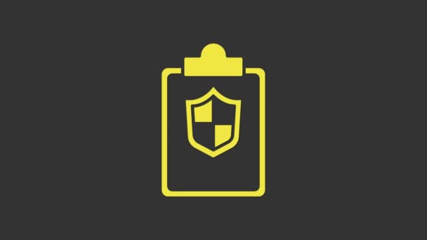 グレーの背景にシールドアイコンを持つ黄色のドキュメント。保険の概念。セキュリティ、安全性、保護、保護の概念。4Kビデオモーショングラフィックアニメーション - 映像、動画