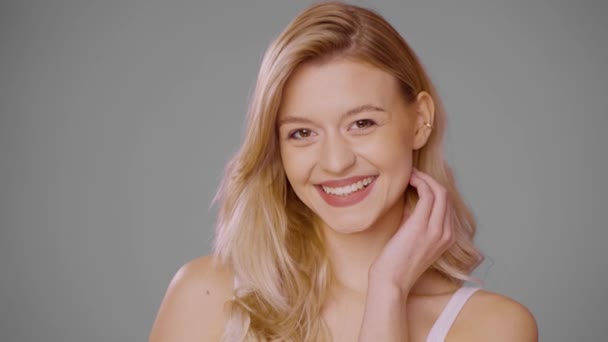 Flirtende junge Frau mit langen blonden Haaren - Filmmaterial, Video