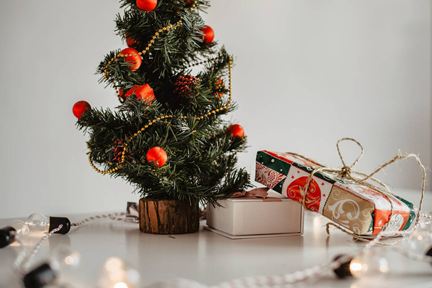 un piccolo albero di Natale con un regalo - Foto, immagini