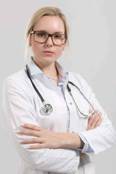 Muotokuva naispuolinen perhelääkäri lääkärin yleistä kanssa stetoskooppi - Valokuva, kuva