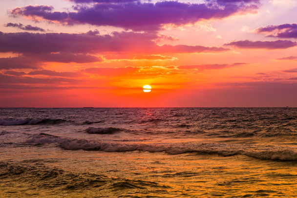 Ντουμπάι θάλασσα και παραλία, ηλιοβασίλεμα στην παραλία - Φωτογραφία, εικόνα