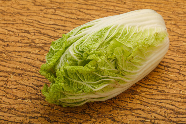 Vegaani keittiö - Vihreä tuore maukas kiinalainen kaali - Valokuva, kuva