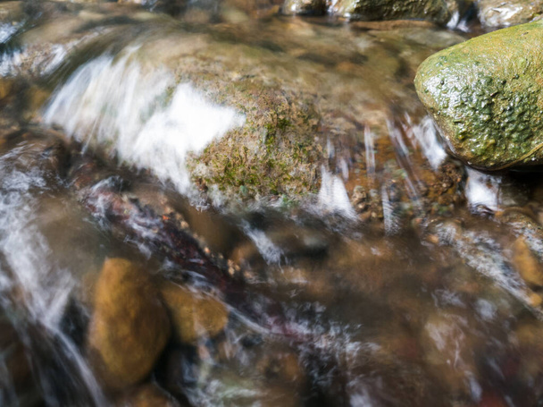 Yksityiskohta purosta, märät kivet ja abstrakti juokseva vesi, intiimi maisema - Valokuva, kuva