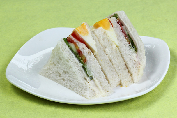 Sanduíche no prato
  - Foto, Imagem