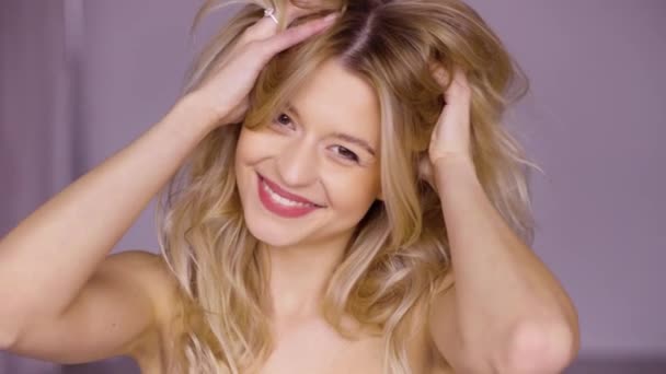 Όμορφη γυναίκα παίζει με τα μαλλιά στο στούντιο - Πλάνα, βίντεο