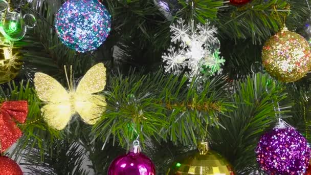 Sur un fond gris, des décorations de Noël lumineuses sur l'arbre - Séquence, vidéo