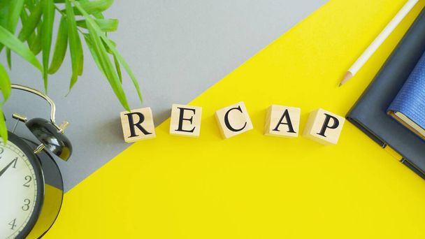 RECAP単語製の木製ブロック文字でグレーウィット黄色の背景 - 写真・画像